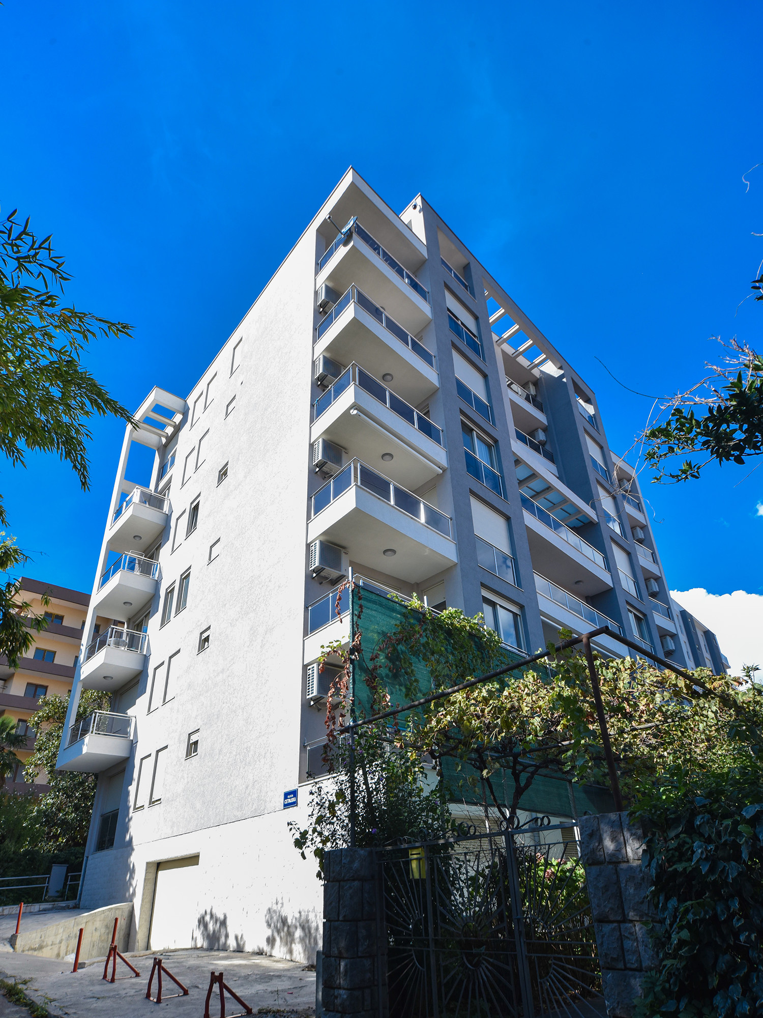 Projekt:<b>
                                                                    Apartmanski objekat - Budva
                                                                </b>